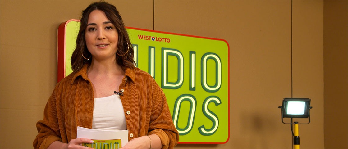 StudioLos-Moderation Luisa Charlotte Schulz in Pappkiste
